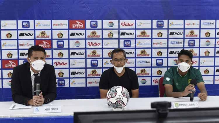 Aji Santoso dalam jumpa pers usai laga Liga 1 antara Persebaya vs Persik. Copyright: © official persebaya