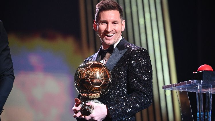 Striker Bayern Munchen, Robert Lewandowski mengecam perkataan Lionel Messi dalam pidatonya saat menerima Ballon d'Or 2021. Copyright: © twitter.com/francefootball