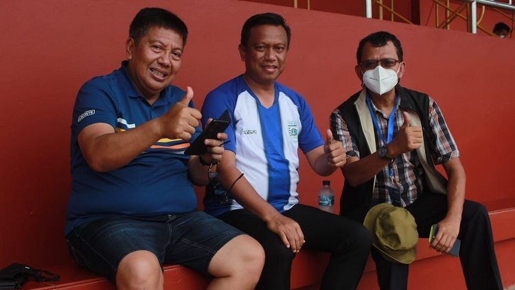 Mantan bos Persija Jakarta, Gede Widiade, berpose bareng Wali kota Jaksel, Munjirin, dan Ketua Umum PSJS Jaksel, Try Joko Susilo. Copyright: © Media PSJS Jaksel