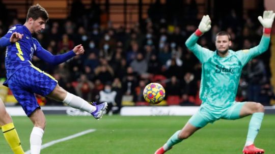 Mason Mount melepaskan tembakan di laga Watford vs Chelsea (02/12/21). Copyright: © Reuters/Paul Childs