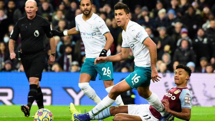 Rodri berduel dengan Ollie Watkins di laga Aston Villa vs Manchester City (02/12/21). Copyright: © REUTERS/Rebecca Naden