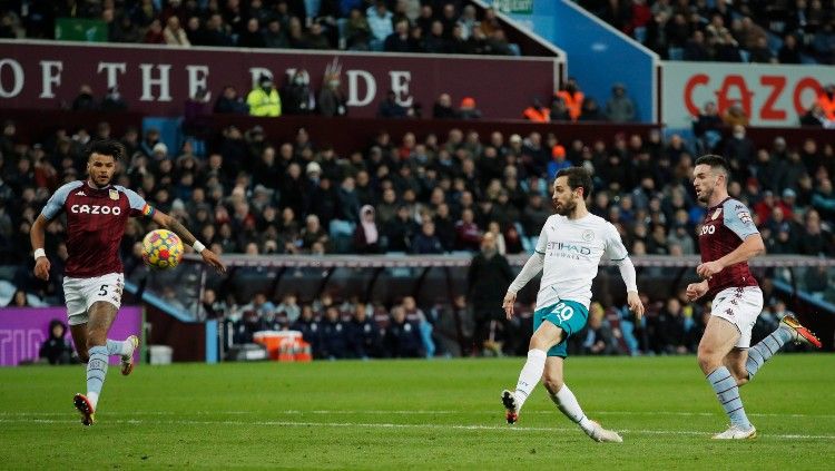 Bernardo Silva (Man City) menjebol gawang Aston Villa (02/12/21). Copyright: © Reuters/Andrew Couldridge