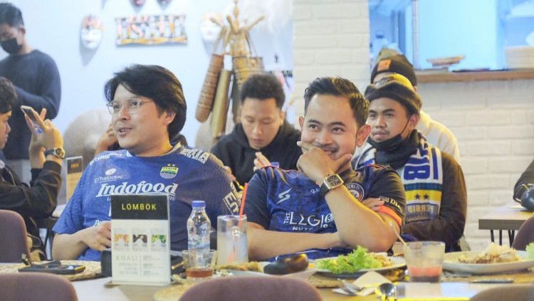 Kehangatan Gilang Widya Pramana melakukan nonton bareng dengan suporter Persib untuk menyaksikan laga Liga 1 antara Arema FC vs Persib. Copyright: © Istimewa