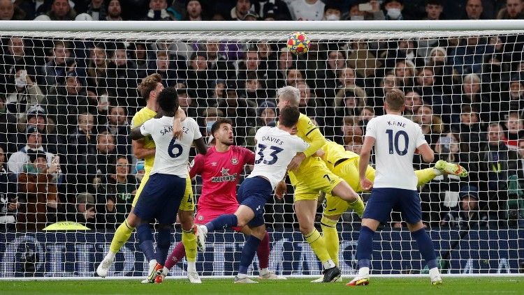 Proses gol bunuh diri Sergi Canos di laga Tottenham Hotspur vs Brentford (03/12/21). Copyright: © Reuters/Paul Childs