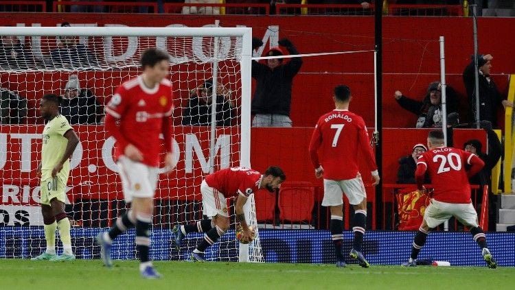 Bruno Fernandes merayakan gol penyama kedudukan di laga Manchester United vs Arsenal (03/12/21). Copyright: © REUTERS/Phil Noble