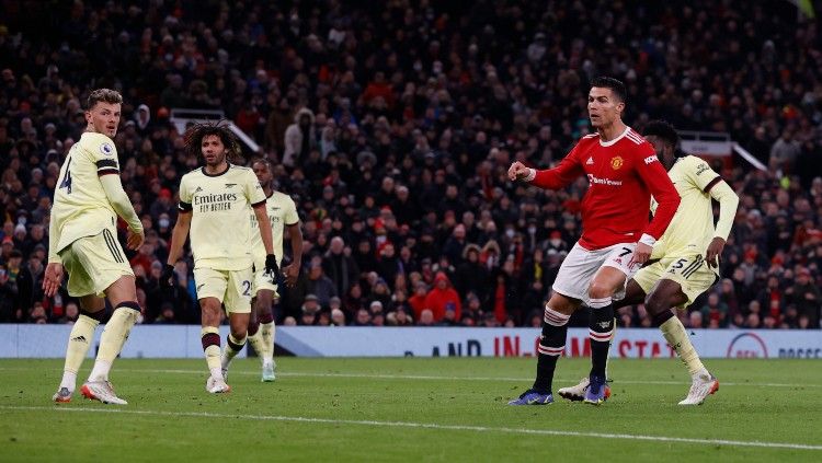 Proses gol Cristiano Ronaldo ke gawang Arsenal di laga lanjutan Liga Inggris 2021/22 (03/12/21). Copyright: © REUTERS/Phil Noble