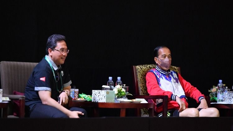 Presiden RI Joko Widodo menyaksikan langsung turnamen bulutangkis BWF World Tour Finals 2021 Copyright: © Humas PP PBSI