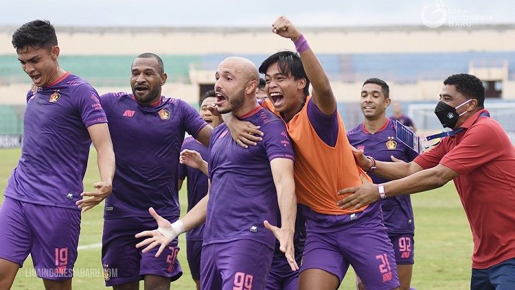 Selebrasi gol striker Persik Kediri, Youssef Ezzejjari, dalam pertandingan Liga 1 kontra Barito Putera, Rabu (08/12/21). Copyright: © PT LIB