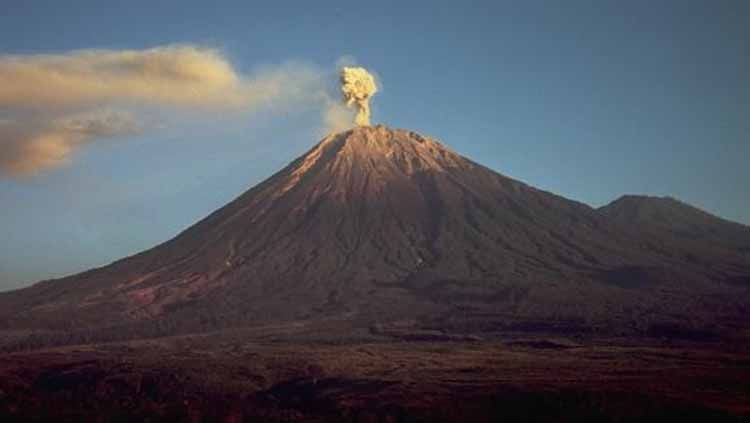 Erupsi Gunung Semeru masih terus dipantau oleh Badan Penanggulangan Bencana Daerah (BPBD) Jawa Timur. Copyright: © wikipedia