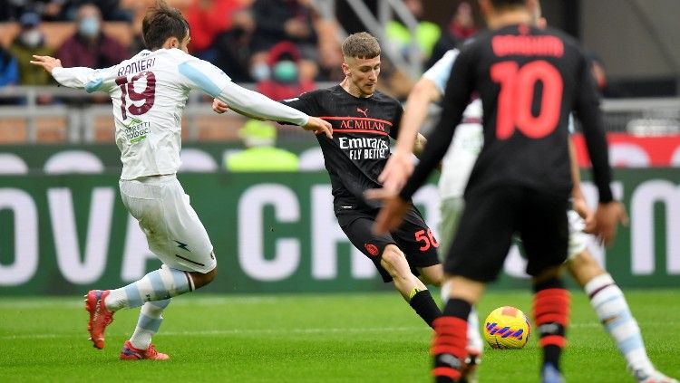 Alexis Saelemaekers mencetak gol kedua AC Milan ke gawang Salernitana (04/12/21). Copyright: © REUTERS/Daniele Mascolo