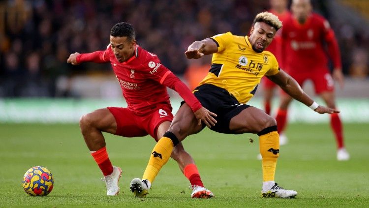 Thiago Alcantara berduel dengan Adama Traore di laga Wolves vs Liverpool (04/12/21). (Reuters/Carl Recine) Copyright: © Reuters/Carl Recine