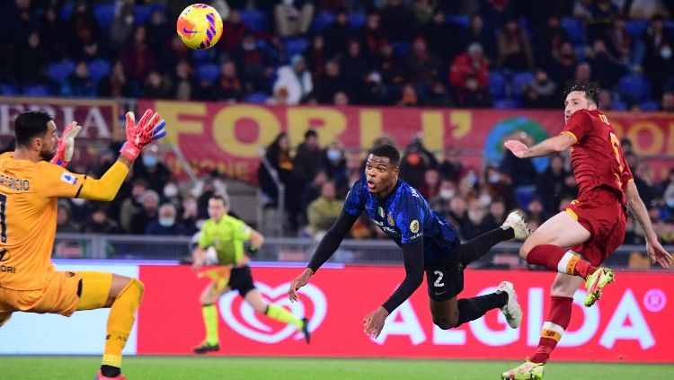 Denzel Dumfries mencetak gol lewat tandukannya di laga AS Roma vs Inter Milan (05/12/21). Copyright: © REUTERS/Alberto Lingria
