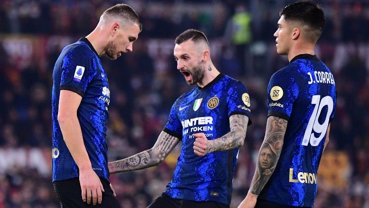 Marcelo Brozovic dan Joaquin Correa merayakan gol Edin Dzeko di laga AS Roma vs Inter Milan (05/12/21). Copyright: © REUTERS/Alberto Lingria