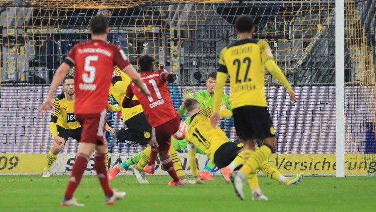 Kingsley Coman mencetak gol di laga Borussia Dortmund vs Bayern Munchen (05/12/21). Copyright: © REUTERS/Wolfgang Rattay