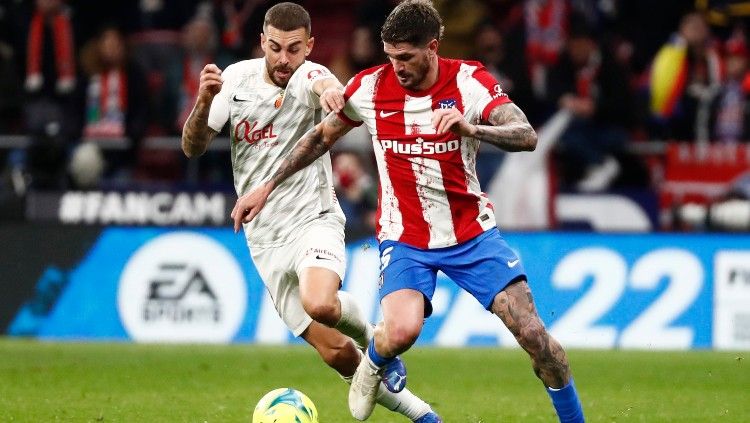 Rodrigo De Paul mencoba menjaga bola di laga Atletico Madrid vs Mallorca (05/12/21). Copyright: © REUTERS/Sergio Perez