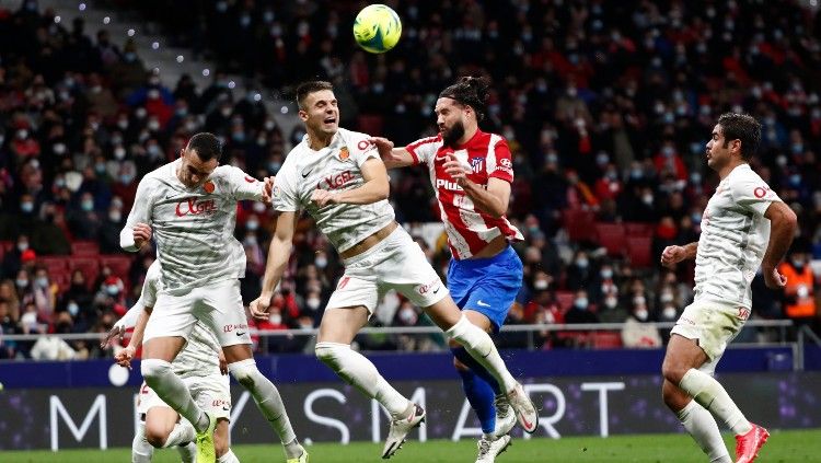 Duel udara yang terjadi di laga Atletico Madrid vs Mallorca (05/12/21). Copyright: © REUTERS/Sergio Perez