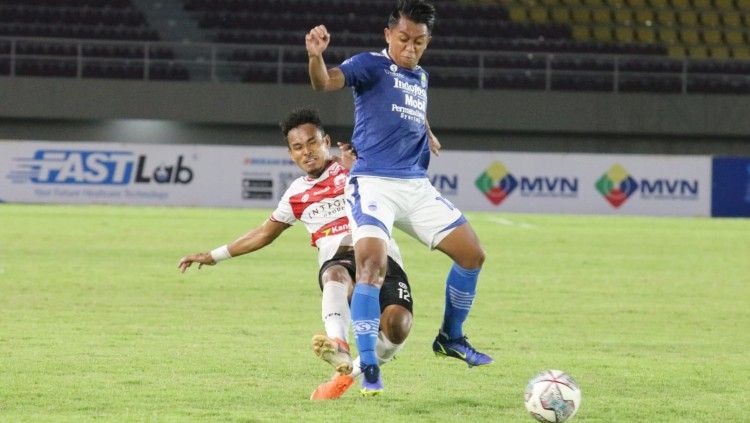 Duel winger Persib Bandung, Febri Hariyadi dengan winger Madura United, Harus Tuharea. Copyright: © Nofik Lukman Hakim/INDOSPORT