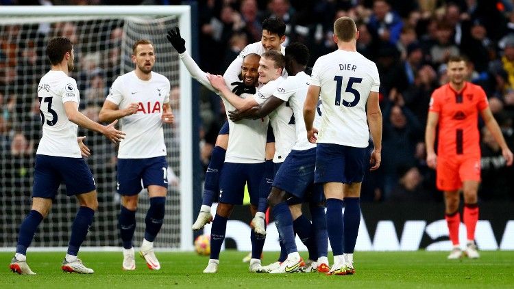 Para pemain Tottenham Hotspur merayakan gol yang dicetak Lucas Moura. Copyright: © REUTERS/Hannah Mckay