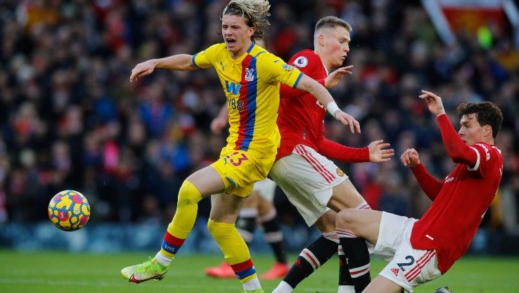 Conor Gallagher berduel dengan Scot McTominay dan Victor Lindelof di laga Man United vs Crystal Palace (05/12/21). (REUTERS/Phil Noble) Copyright: © REUTERS/Phil Noble