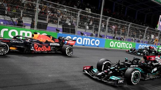 Max Verstappen (Red Bull) dan Lewis Hamilton (Mercedes) di F1 GP Arab Saudi (06/12/21). Copyright: © REUTERS/Andrej Isakovic