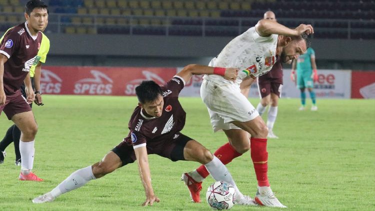 Bek PSM Makassar, Sutanto Tan mengawal ketat pergerakan penyerang Persija Jakarta, Marko Simic dalam lanjutan BRI Liga 1 2021-2022 di Stadion Manahan Solo. Copyright: © INDOSPORT/Nofik Lukman Hakim