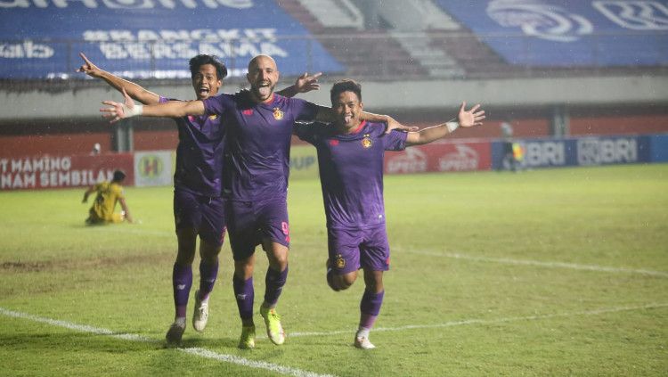 Selebrasi youssef ezzejari saat persik kalahkan barito 2-0 Copyright: © MO Persik Kediri