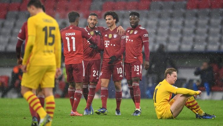 Frenkie de Jong tertunduk lesu pasca Leroy Sane mencetak gol di laga Bayern Munchen vs Barcelona (09/12/21). Copyright: © REUTERS/Andreas Gebert