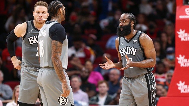 James Harden (Brooklyn Nets) berbincang dengan rekannya di kuarter ketiga melawan Houston Rockets (09/12/21). Copyright: © Troy Taormina-USA TODAY Sports