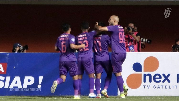Selebrasi pemain Persik Kediri usai mencetak gol dalam pertandingan Liga 1. Copyright: © PT LIB