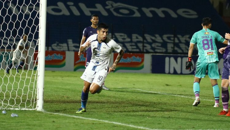 Pemain PSIS, Jonathan Cantillana mencetak 2 gol ke gawang Persita pada pekan ke-16 Liga 1 2021/2022, Rabu (08/12/21). Copyright: © Alvin Syaptia/INDOSPORT