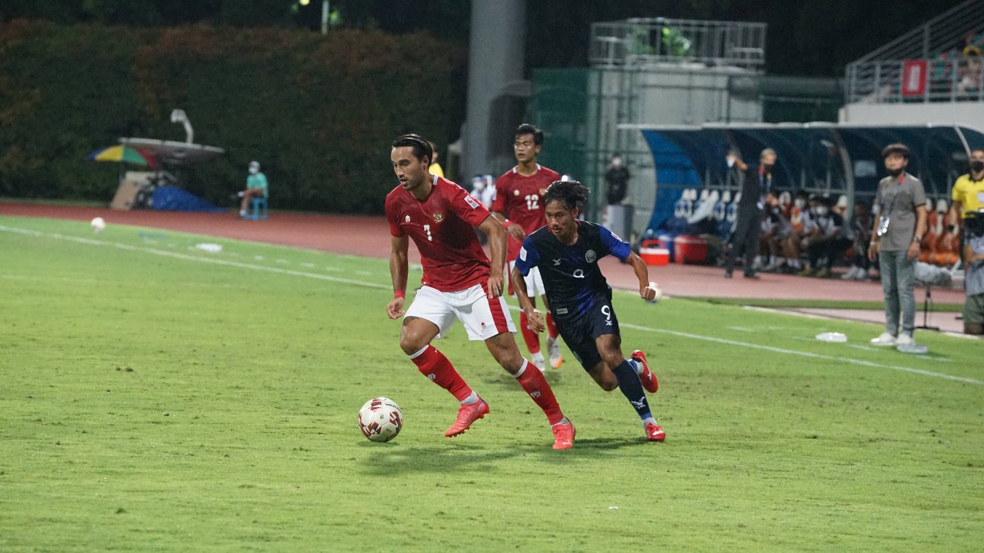 Aksi Ezra Walian di laga Timnas Indonesia vs Kamboja pada lanjutan Piala AFF 2020. Copyright: © PSSI.