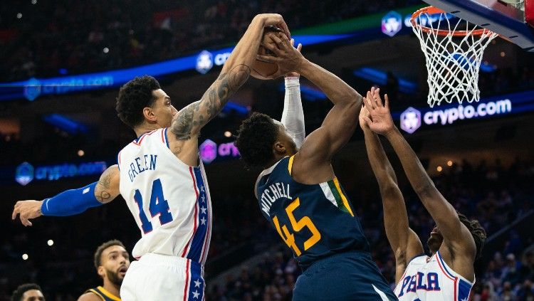 Danny Green (kiri) melakukan blok terhadap tembakan Donovan Mitchell di laga Philadelphia 76ers vs Utah Jazz (10/12/21). Copyright: © Bill Streicher-USA TODAY Sports