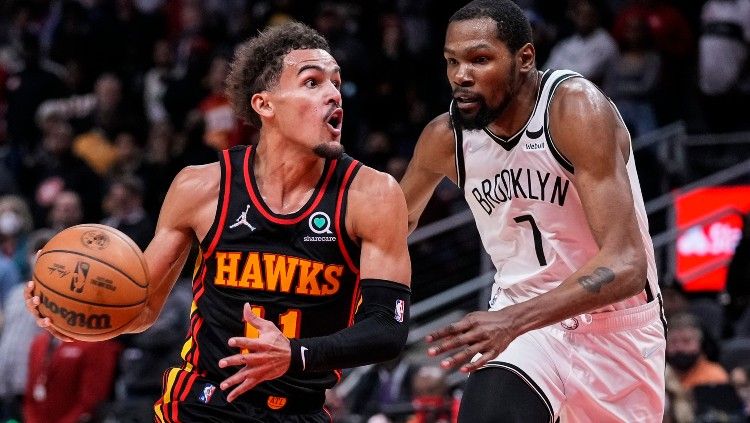 Guard Hawks, Trae Young mencoba melewati Kevin Durant (11/12/21). Copyright: © Dale Zanine-USA TODAY Sports