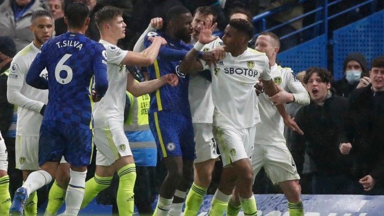 Junior Firpo bersitegang dalam laga Chelsea vs Leeds United (11/12/21). Copyright: © Reuters/Matthew Childs