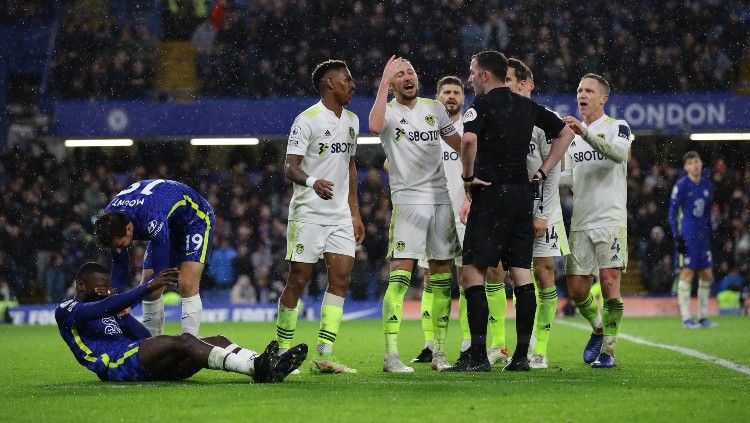 Para pemain Leeds United memprotes keputusan wasit yang memberikan penalti untuk Chelsea usai Antonio Rudiger dijatuhkan(11/12/21). Copyright: © REUTERS/David Klein