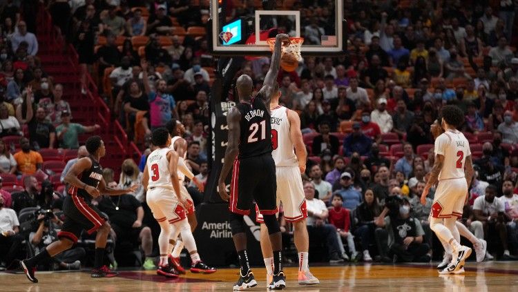 Lemparan Three Point Dewayne Dedmon (21) di laga Miami Heat vs Chicago Bulls (12/12/21). Copyright: © Jasen Vinlove-USA TODAY Sports