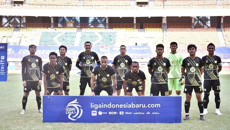 Skuat Barito Putera dalam pertandingan Liga 1 2021-2022, yang diperkuat Azamat Baimatov (belakang, tiga dari kiri). Copyright: © PT LIB