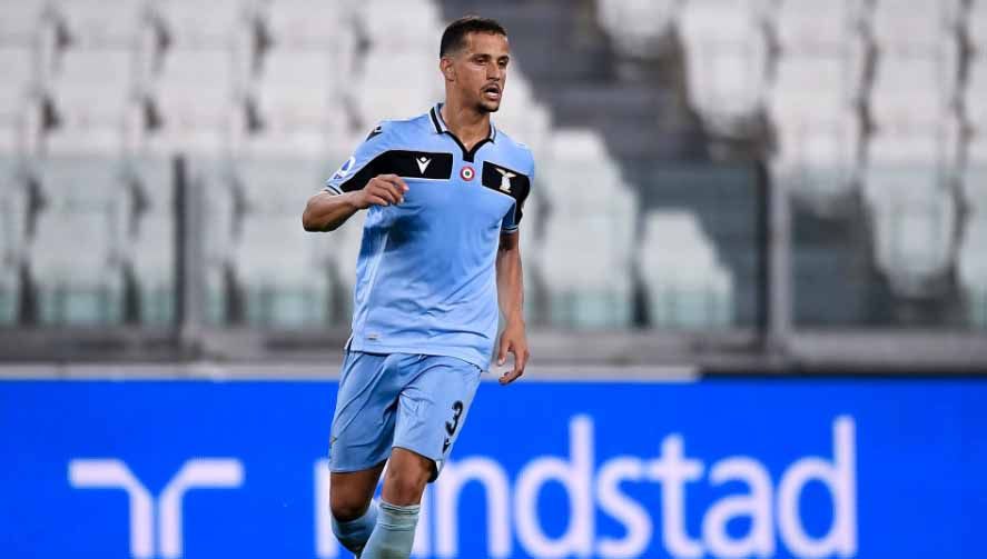 Luiz Felipe berada di ambang pintu keluar Stadion Olimpico markas Lazio. Bek Brasil berusia 24 tahun tersebut bakal merantau ke Liga Spanyol untuk bergabung dengan Real Betis. Copyright: © thelaziali