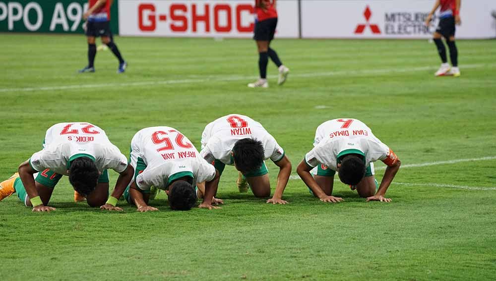 Selebrasi para pemain Timnas Indonesia usai cetak gol ke gawang Laos di Piala AFF 2020. Copyright: © PSSI