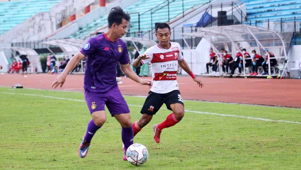 Bek Persik Kediri, Risna Prahala Benta saat melawan Madura United dalam lanjutan Liga 1. Copyright: © MO Persik