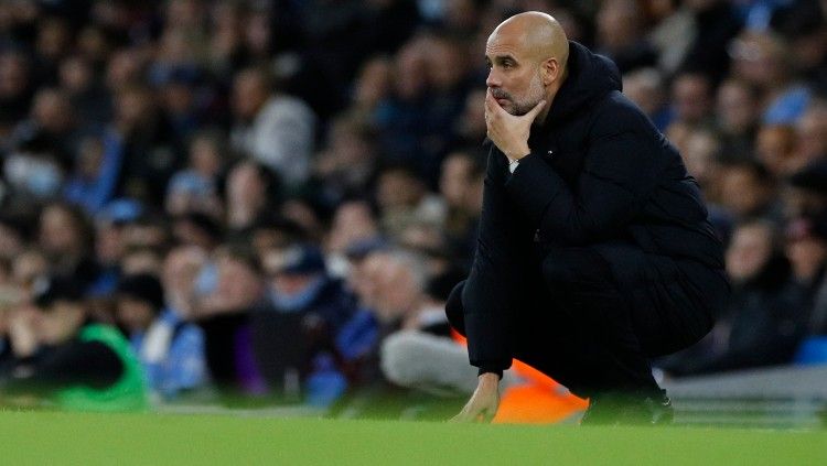  Pep Guardiola dari pinggir lapangan di laga Man City vs Leeds United (15/12/21). Copyright: © REUTERS/Phil Noble