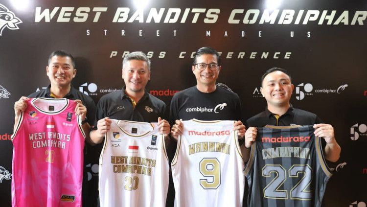 Jelang IBL 2021, klub basket West Bandits resmi berganti nama menjadi West Bandits Combiphar Solo. Copyright: © Official West Bandits