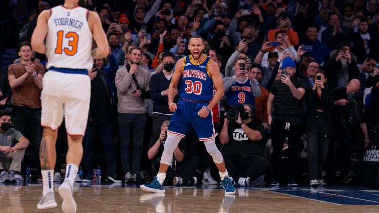 Reaksi Stephen Curry usai sah menjadi raja 3 poin NBA di laga New York Knicks vs Golden State Warriors (15/12/21). Copyright: © Vincent Carchietta-USA TODAY Sports