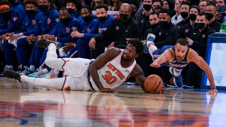 Stephen Curry (Warriors) mencoba merebut bola yang lepas dari Julius Randle (Knicks), Rabu (15/12/21). Copyright: © Vincent Carchietta-USA TODAY Sports