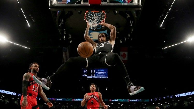 Nic Claxton melakukan Slam Dunk di laga Nets vs Raptors (15/12/21). Copyright: © Brad Penner-USA TODAY Sports