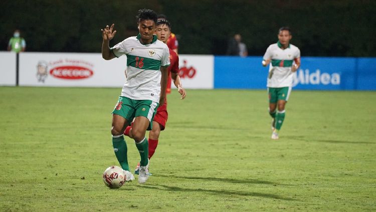 Rizky Dwi Febrianto coba mengamankan bola di laga Timnas Indonesia vs Vietnam Piala AFF 2020 Copyright: © PSSI