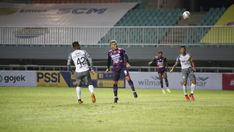 Sriwijaya FC dan RANS Cilegon FC harus bermain imbang sama kuat dengan skor 0-0 pada laga pamungkas Grup X babak 8 besar Liga 2 2021 di Stadion Wibawa Mukti. Copyright: © Heri/Indosport