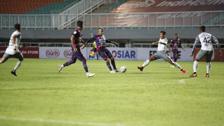 Pertandingan babak 8 besar Liga 2 2021 grup X antara Rans Cilegon FC vs Persis Solo di Stadion Pakansari, Rabu 15-12-21 Copyright: © Heri/Indosport