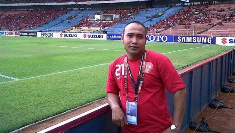 Komentator terkemuka Hadi Gunawan atau yang akrab disapa ‘Ahay Hadi Gunawan’ ternyata punya trik khusus untuk menghafal pemain Vietnam di Piala AFF 2020. Copyright: © brilio