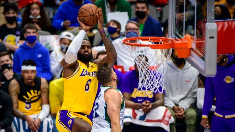 LeBron James (Lakers) melepaskan tembakan saat dikawal Maxi Kleber (Mavericks). Copyright: © Jerome Miron-USA TODAY Sports